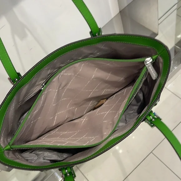 Michael Kors Voyager Large Saffiano Leather Tote Bag
Jungle Green 
NWT - Picture 6 of 16